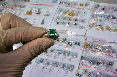 上海虹桥机场海关查获超量携带未申报珠宝首饰125件。受访者 供图